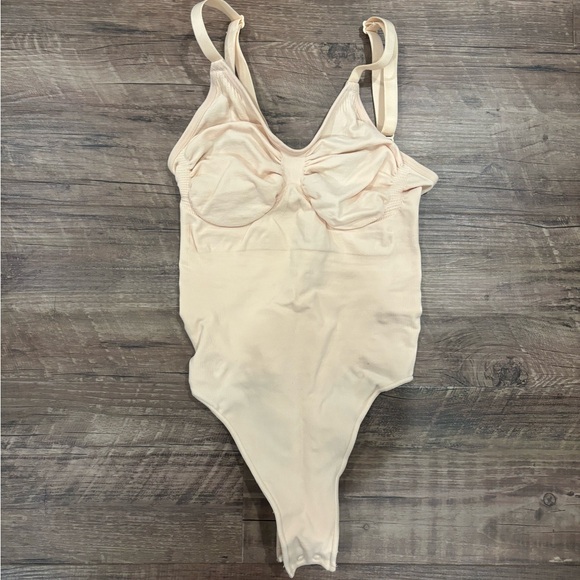 Skims sculpting thong bodysuit in size S/M. Brand new. Never worn in box. - Picture 4 of 4